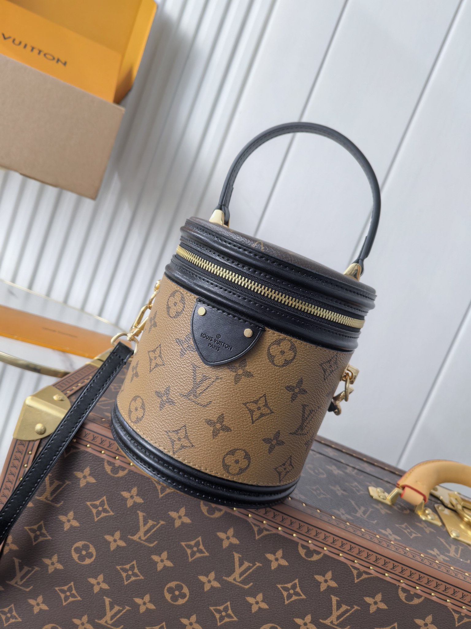 Louis Vuitton LV Classic Handbag Premium Canvas Multiple Compartments Business Casual Fashion Accessory
